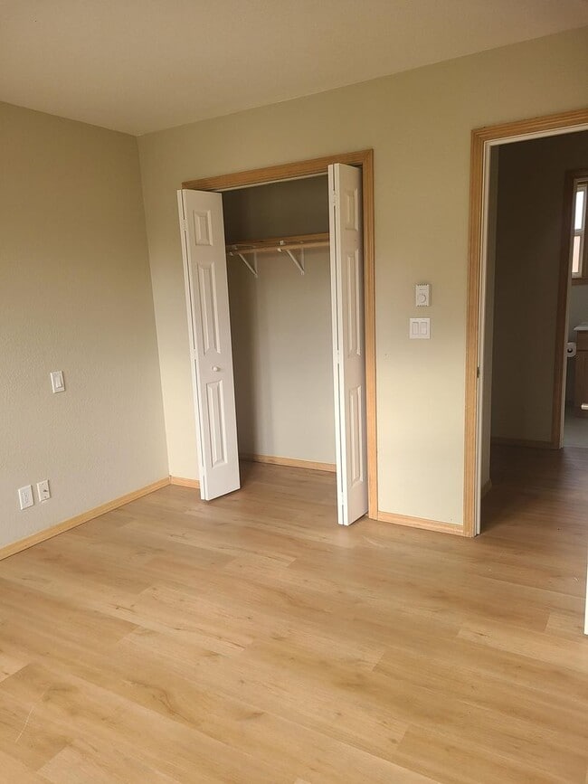 Building Photo - Spacious In-Town Home Near the High School