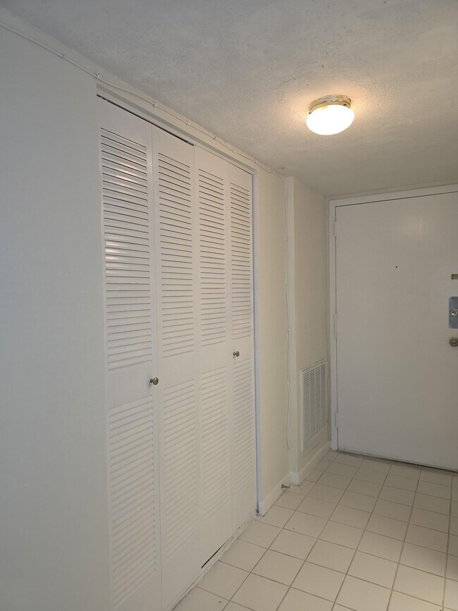 Building Photo - 470 Executive Center Dr