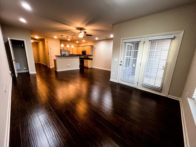 Building Photo - Cozy 3 bedroom, 2 1/2 bathroom townhome in...