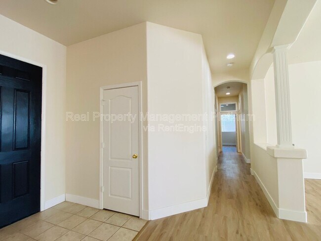 Building Photo - 2916 Roberts Ave