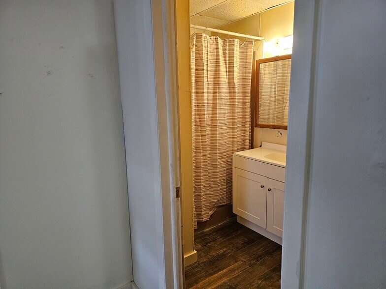 Bathroom - 613 Poplar St