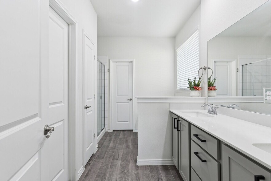 Building Photo - 11112 Canyon Oak St