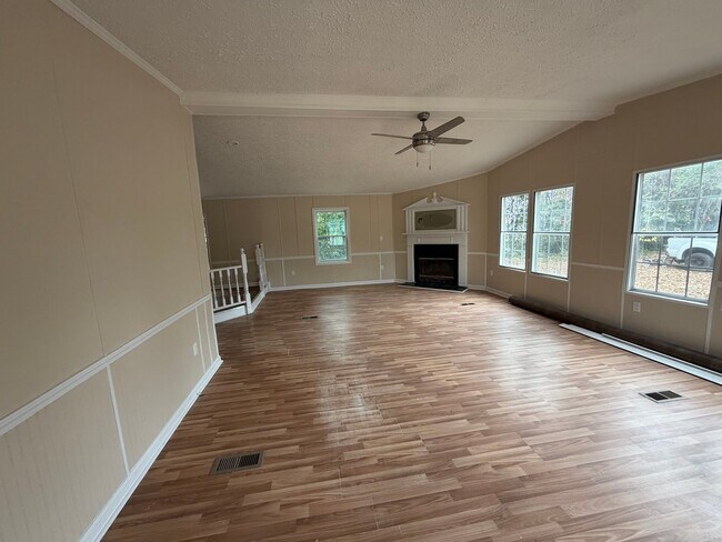 Building Photo - Home For Rent