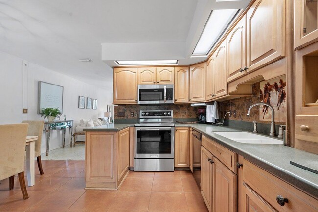 Building Photo - 1367 Riverside Cir