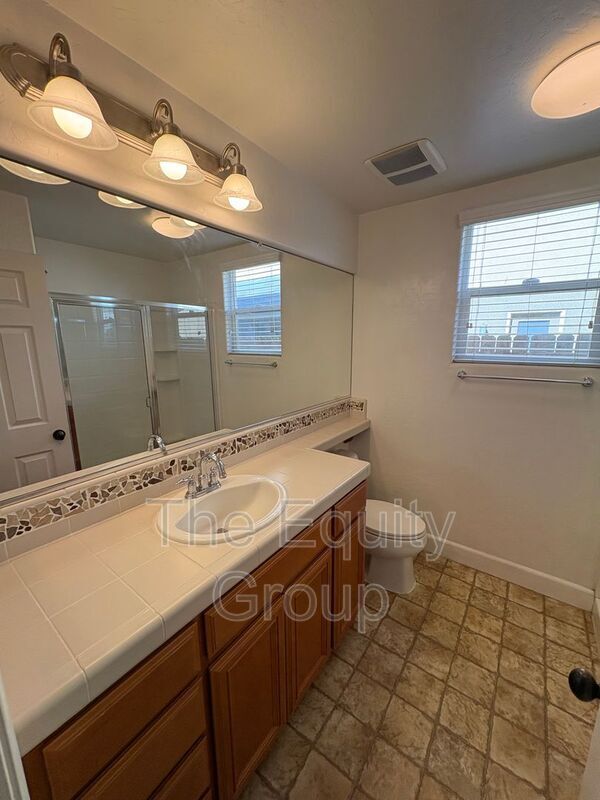 Building Photo - 3116 W Buena Vista Ave