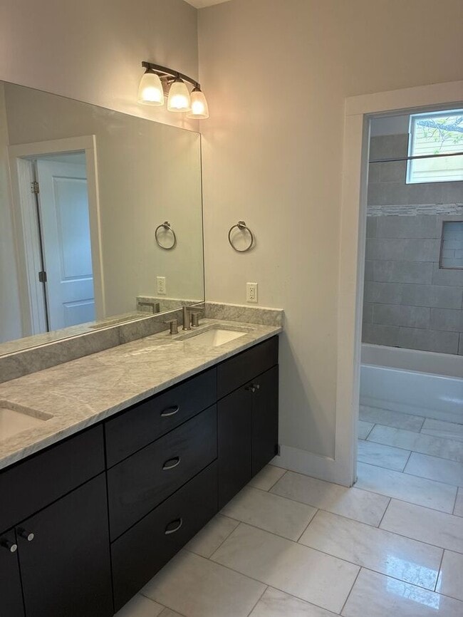 Building Photo - 3BR/2.5BA w/ Fenced Yard + Assigned Parking in Austin, TX