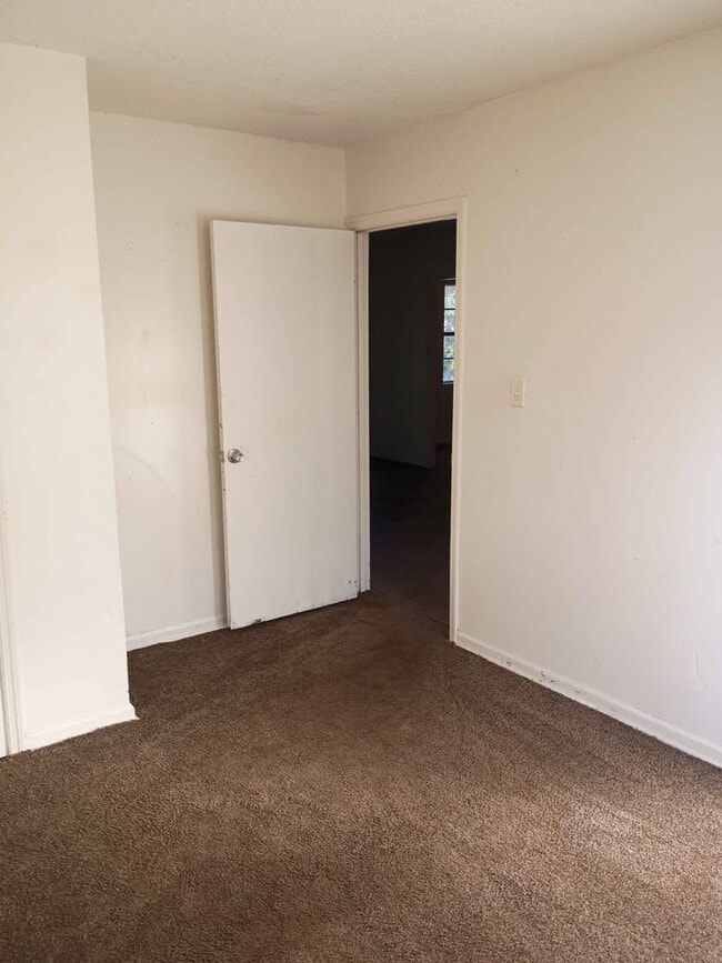 Building Photo - 705 S Van Buren St