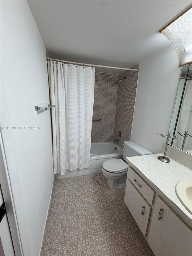 Building Photo - 3032 Hythe B