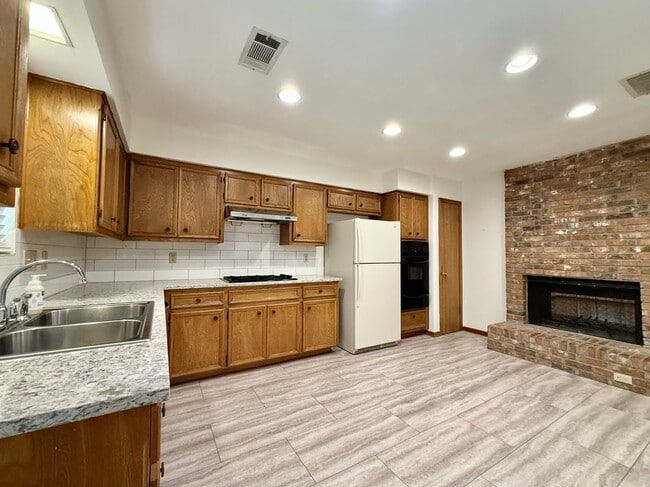 Building Photo - 3900 Knollwood Dr
