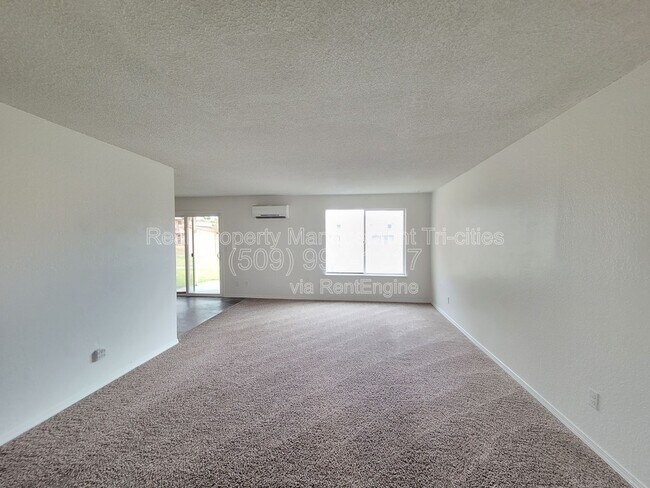 Building Photo - 3121 W Hood Ave