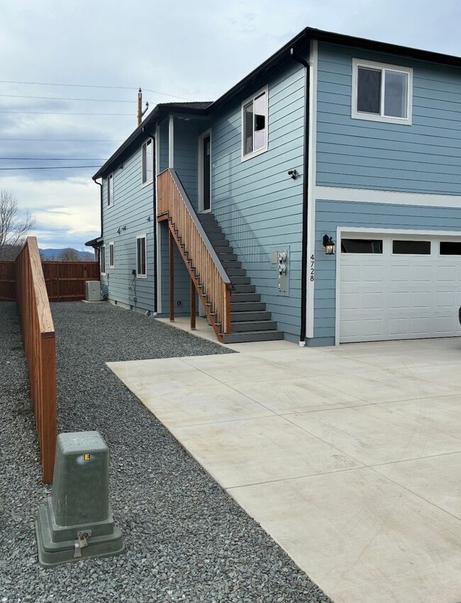 Building Photo - Medford/Central Point Area - 1 Bedroom / 1 Bath New Construction