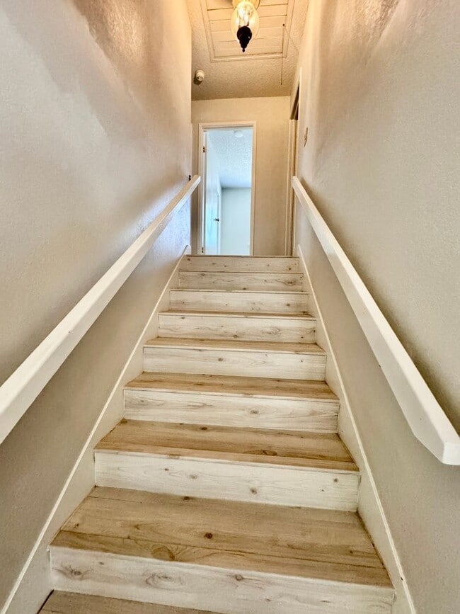 Building Photo - NOW AVAILABLE - 4 BED, 3 BATH, 2 CAR GARAG...