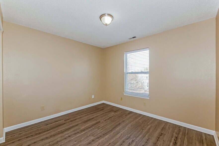 Building Photo - 1107 Crescent Dr