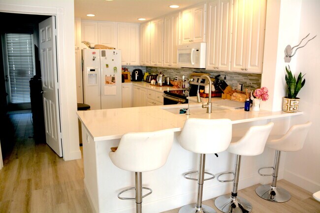 Building Photo - 140 Soriano Dr