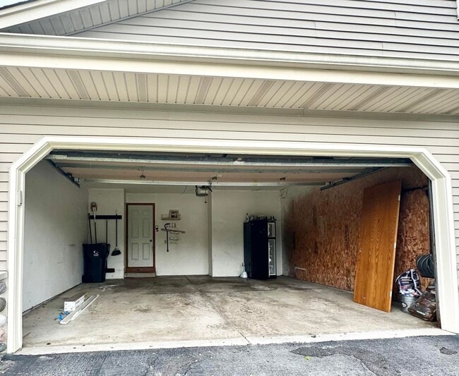 Building Photo - Spacious Pewaukee Townhome