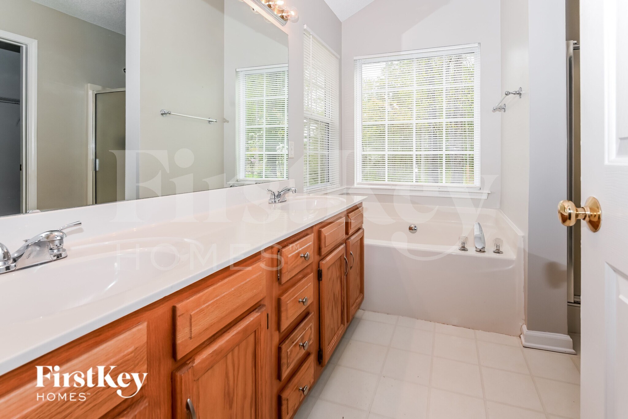 Building Photo - 3235 Leicester Dr