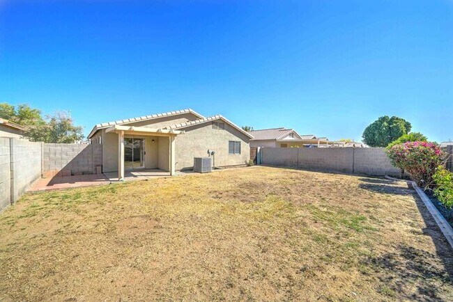 Building Photo - READY TO VIEW NOW! Spacious 3 Bed 2 Bath home in the Estrella Neighborhood