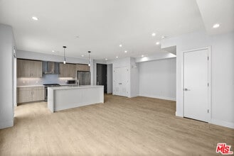 Building Photo - 5955 Saturn St