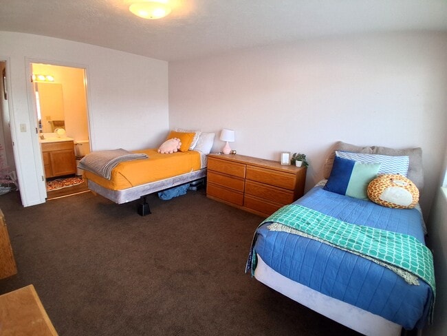 Building Photo - 588 N 500 E