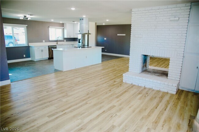 Building Photo - 2580 E Hacienda Ave