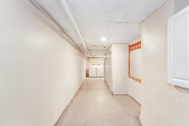 Building Photo - 10 Morton St