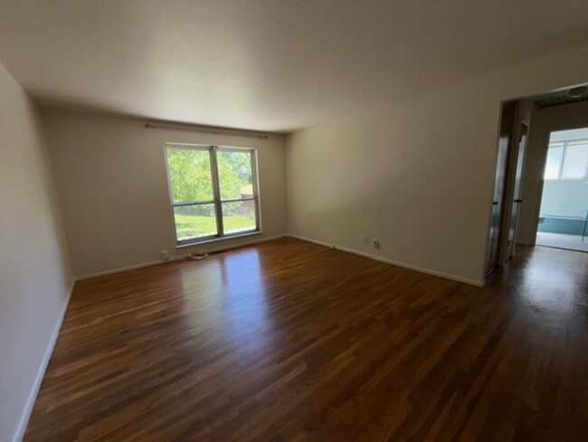 Building Photo - Well-Maintained Split-Level Home in Webster Groves, MO — Spacious & Family-Friendly