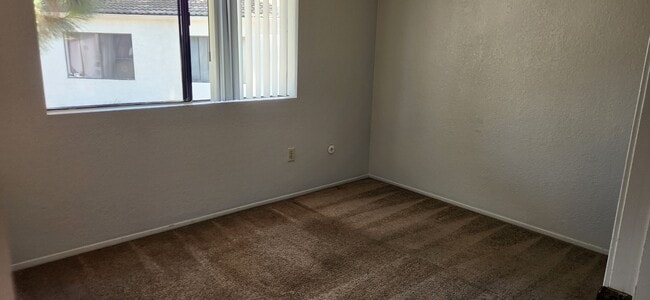 Building Photo - Great location!!!  3 bed 2 1/2 bath town h...