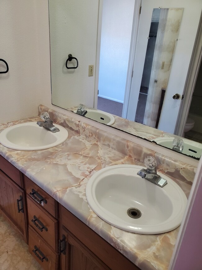 Building Photo - 138 N Willow St