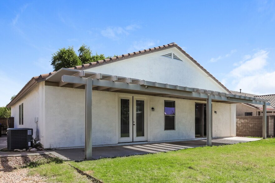 Building Photo - 40994 N Vine Ave
