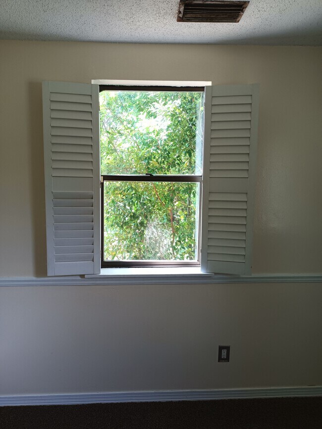 Building Photo - 471 Logan Ave