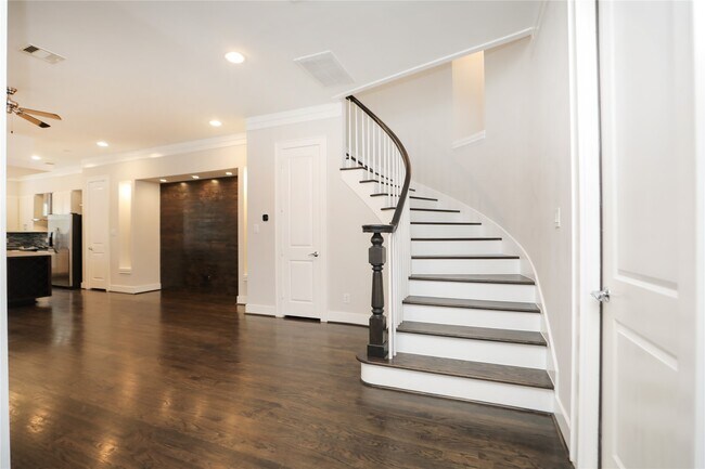 Building Photo - 843 E 28th St