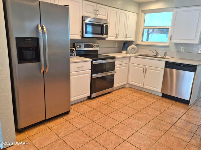 Building Photo - 737 5th St