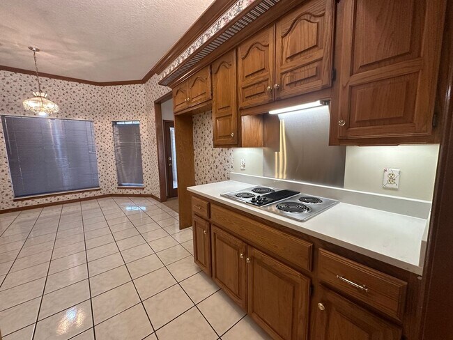 Building Photo - 4 Bed, 2.5 Bath Brick home with 2 car garage