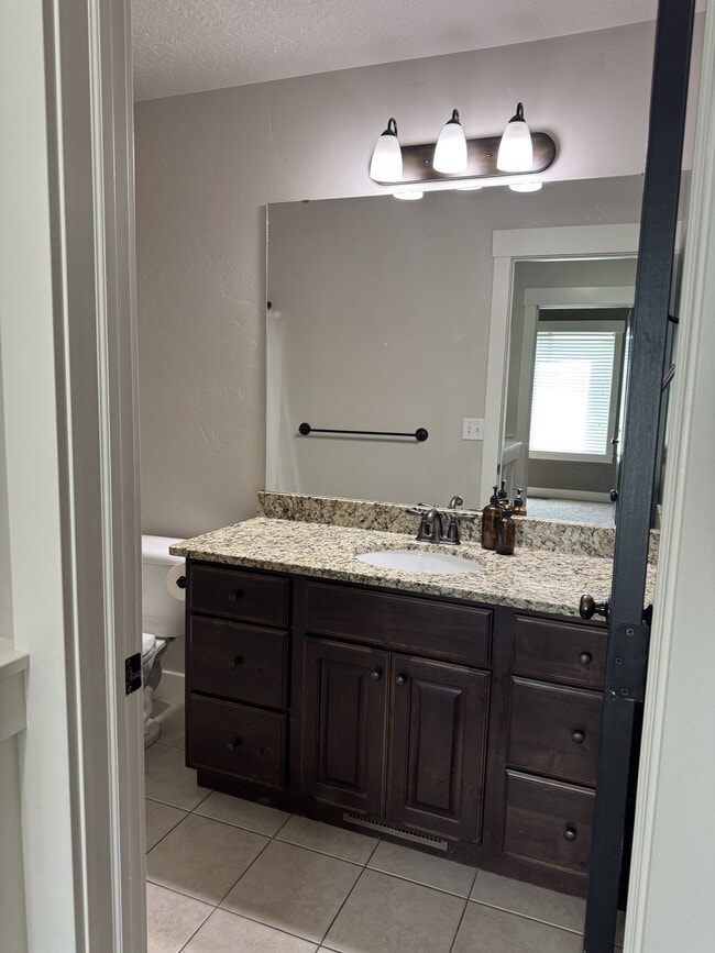 Building Photo - 890 W 110 S