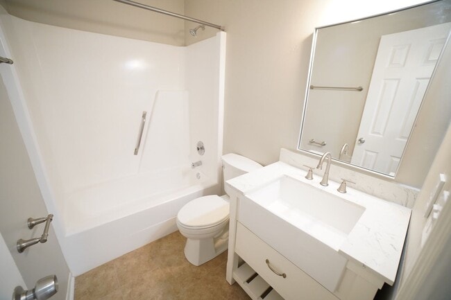 Building Photo - 2 bed / 1 bath Townhome on Tharpe