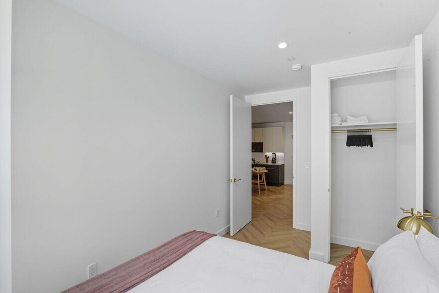 Building Photo - 980 6th Ave