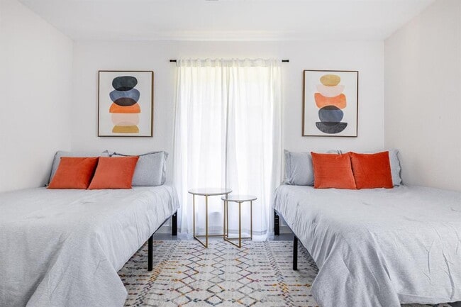 Building Photo - 2405 Trafalgar Dr