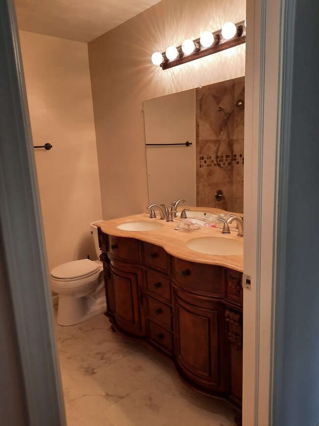 Building Photo - 1502 Amboy Dr