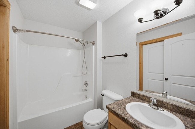 Building Photo - 2 Bed 2 Bath Condo - Near Shopping!