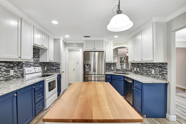 Building Photo - 22806 Lantana Dr