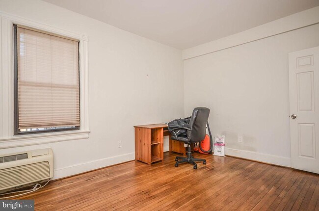 Building Photo - 637 3rd St NE