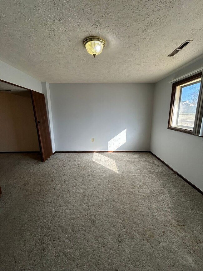 Building Photo - Spacious 3-Bedroom, 1-Bath Home with Garage & Basement in La Vista