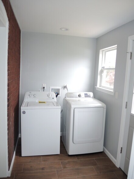 Building Photo - 1107 W Lincoln St