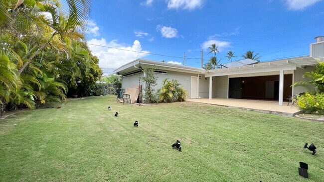 Building Photo - RARELY AVAILABLE 3 BEDROOM NEAR BEACH