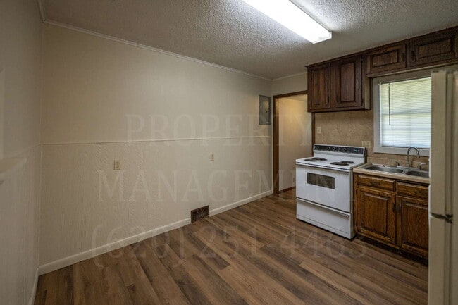 Building Photo - Charming 2 Bed, 1 Bath Duplex