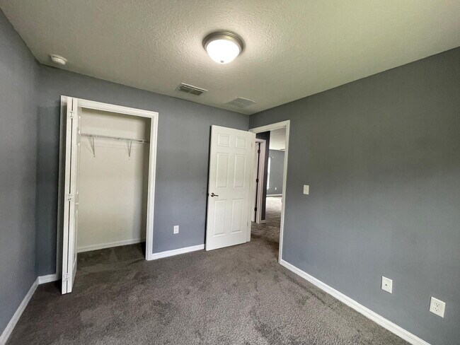 Building Photo - **Beautiful 3 Bd 2 Bath!! AVAILABLE AFTER JUNE 15TH**