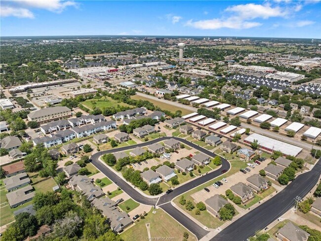 Building Photo - $500 OFF FIRST MONTH'S RENT! Great 3 Bed, 3 Bath Duplex for Fall 2026 Pre-Lease