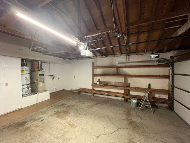 Building Photo - 408 N Center Ct