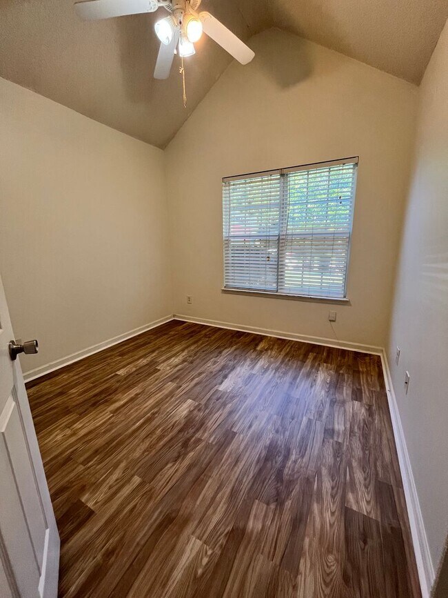 Building Photo - 715 Sark Dr