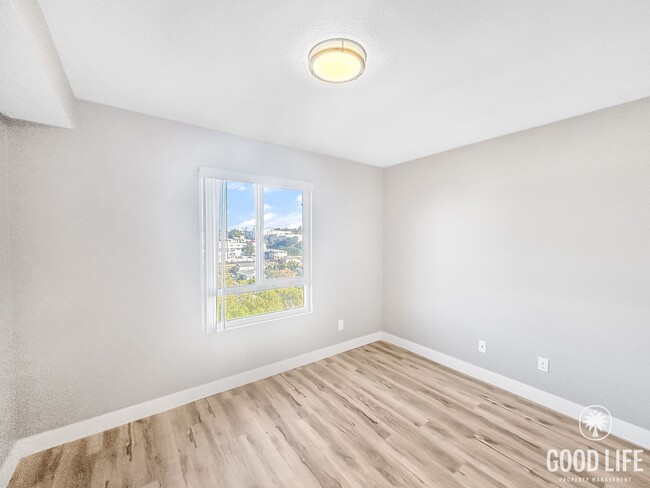 Building Photo - Beautiful 2BD/1BA W/ Updated Kitchen, AC, and In-Unit Laundry in Colina Del Sol!